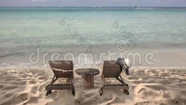 <strong>提</strong>供两张木制日光浴床和桌子、帽子挂、异国情调的热带海滩，供您度过完美的<strong>暑假</strong>